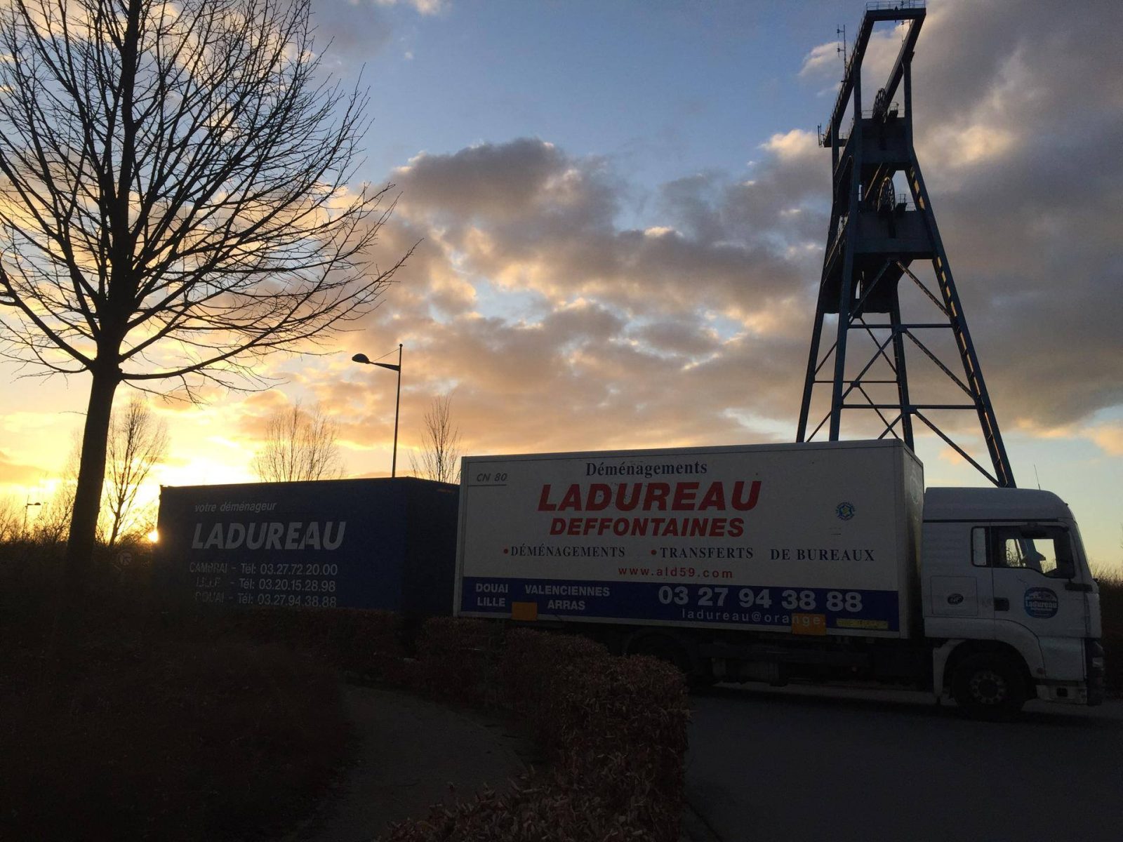 Camion Déménagements Ladureau en plein déménagement national sur les routes de France