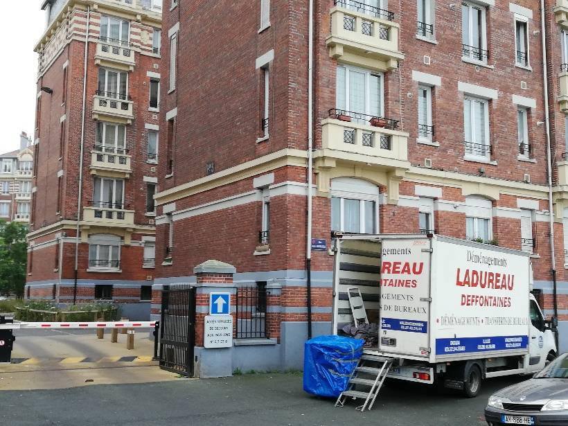 Camion de Déménagements Ladureau réalisant des déménagements Hauts-de-France