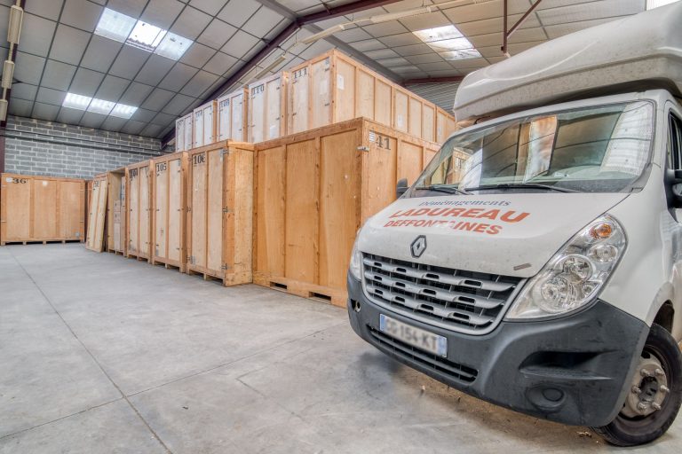 Containers en bois sécurisés et ventilés dans notre garde meuble Hauts-de-France